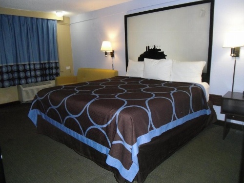 Super 8 by Wyndham Lantana West Palm Beach image 9