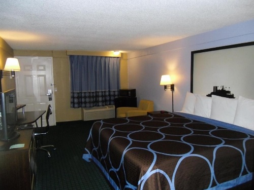 Super 8 by Wyndham Lantana West Palm Beach image 10