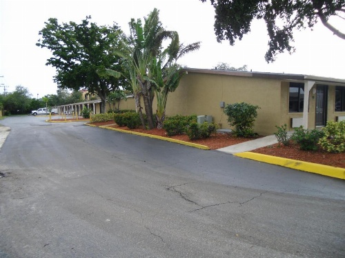 Super 8 by Wyndham Lantana West Palm Beach image 12
