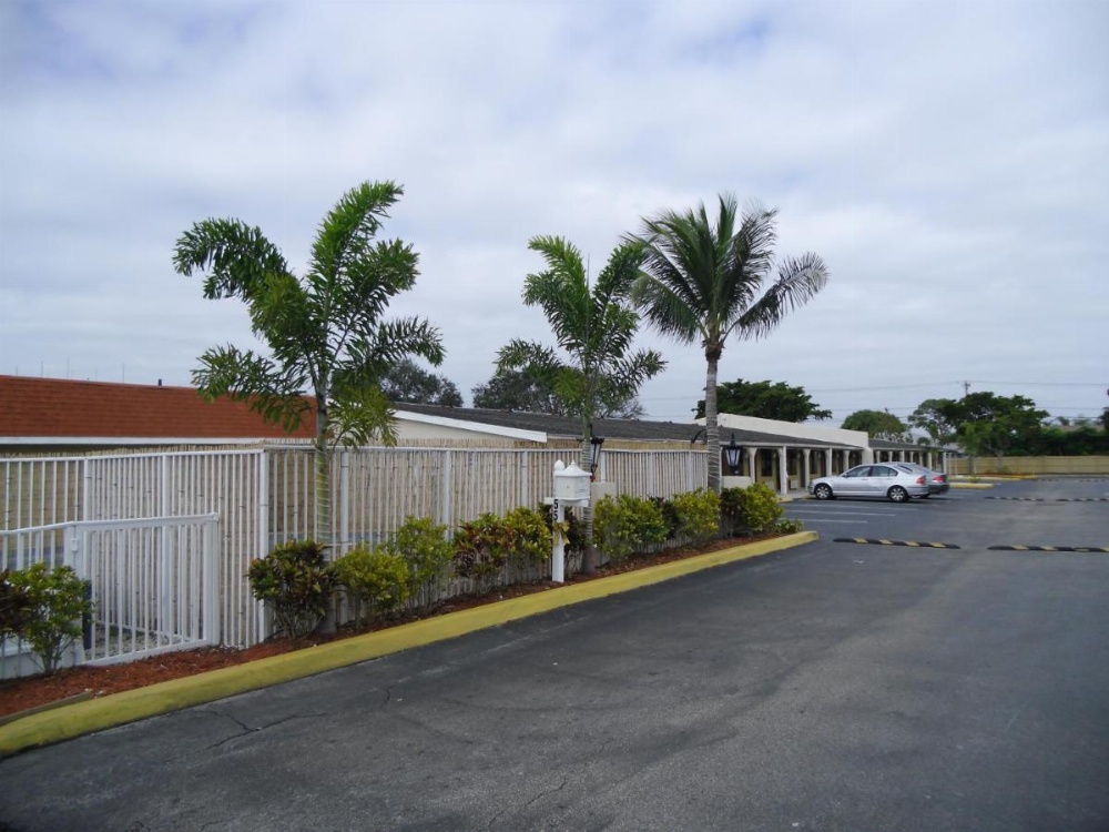 Super 8 by Wyndham Lantana West Palm Beach Image 13
