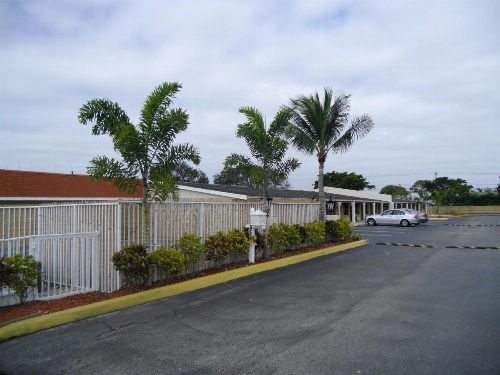 Super 8 by Wyndham Lantana West Palm Beach image 13