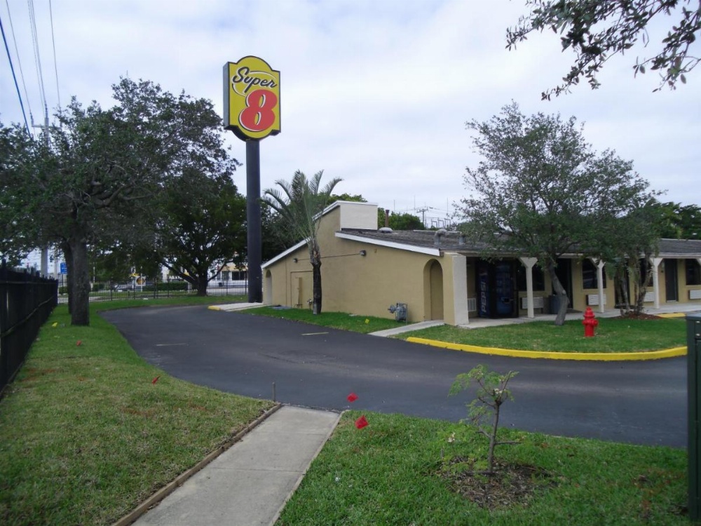 Super 8 by Wyndham Lantana West Palm Beach Image 14