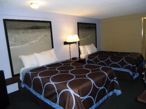 Super 8 by Wyndham Lantana West Palm Beach image 2