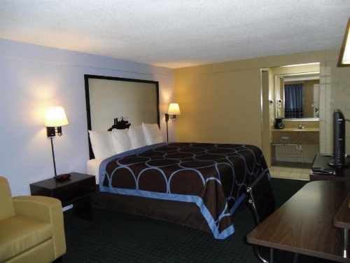 Super 8 by Wyndham Lantana West Palm Beach image 3