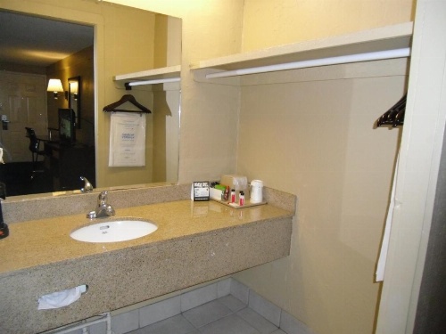 Super 8 by Wyndham Lantana West Palm Beach image 5