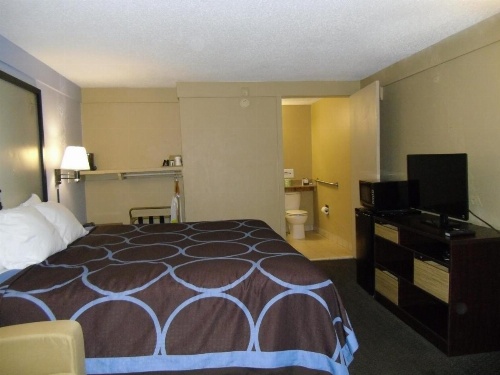 Super 8 by Wyndham Lantana West Palm Beach image 6